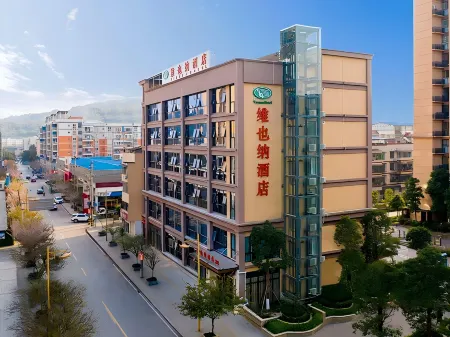 Vienna Hotel (Chongqing Dazu Stone Carving) Отели рядом с достопримечательностью «Dazu Stone Carving Baoding Mountain Scenic Area - Guiding Service Hall»