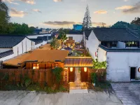 Floral Hotel·Xunshanli Hotel (Nanxun Baijianlou Store) Hotels near Baijianlou Minju