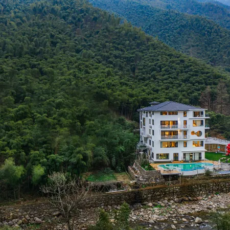 Yaojia｜Township see cloud bamboo Valley river hot spring guest house