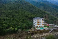 Yaojia｜Township see cloud bamboo Valley river hot spring guest house - อ่างจากุชชี่