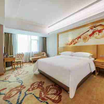 維也納飯店（南丹洞天酒海景區金芙蓉廣場店） Rooms