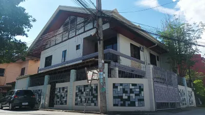 Spacious 3-Floor, 6-Bedroom House w/ WIFI, KTV, Swimming Pool, 30+PAX Hotels in Davao