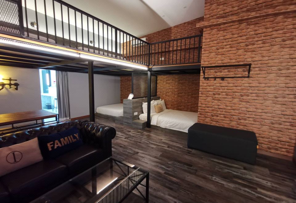 Iconic Suites & Pods Hotel