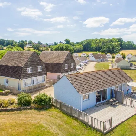 Seaview Holidays - Salterns Village Отели рядом с достопримечательностью «Пристань для яхт Хаслар»