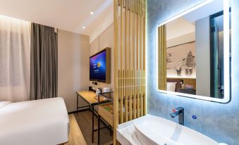 Super 8 Hotel (Beijing Nanluoguxiang Art Museum Back Street Branch)