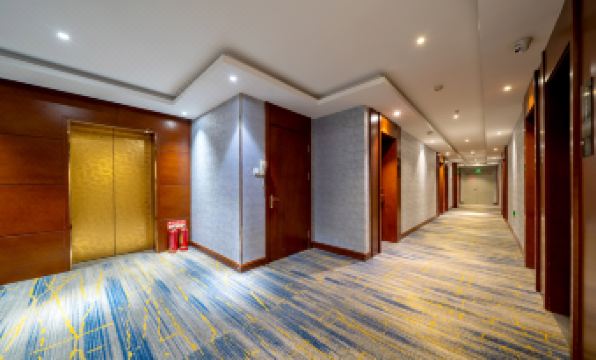 Haobin Holiday Inn (Harbin Railway Station Museum Subway Station)