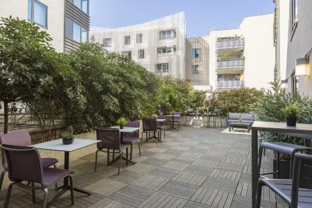 Novotel Paris Saint-Denis Stade Basilique Отели рядом с достопримечательностью «Groupe AFNOR»