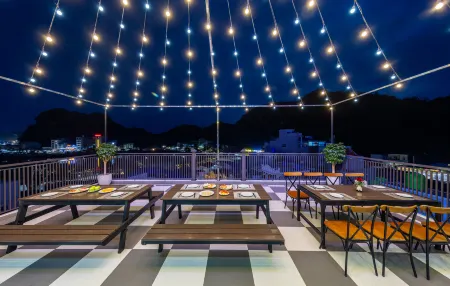 Cat Ba Seoul 2 Hotel & Apartment Отели рядом с достопримечательностью «Cat Co Beach»