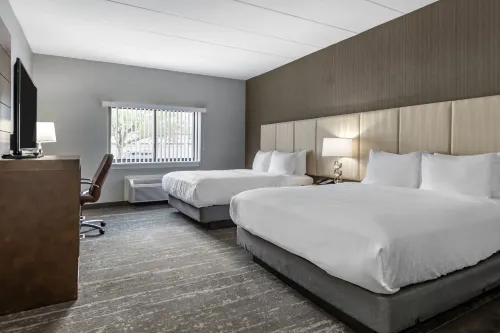 Amwell Suites- Somerset - 駐車場