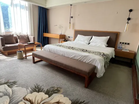 Sanhao Zhixuan Hotel (Guiping Xishan Square)