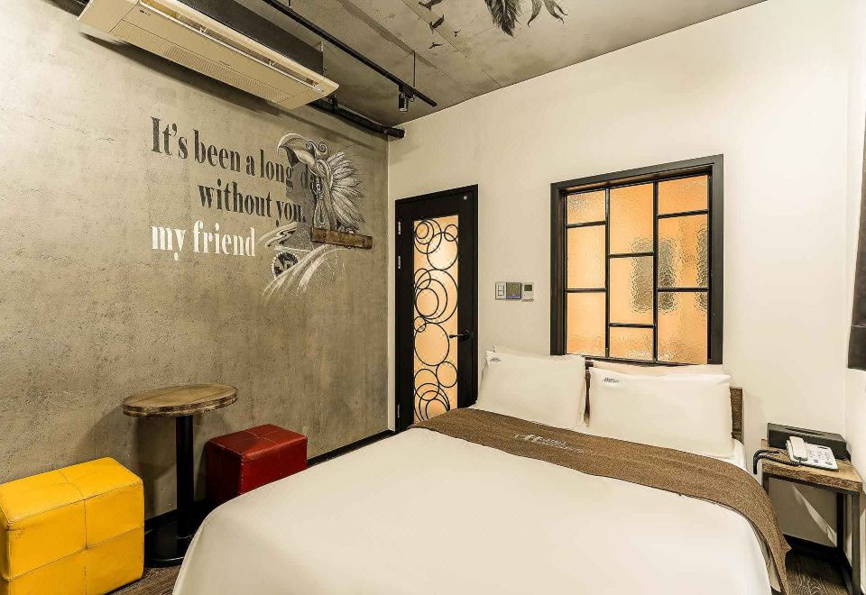 깔끔하게 정리된 침실 이미지