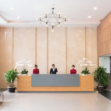 Midtown Hotel Hue Отели рядом с достопримечательностью «Храм Миеу»