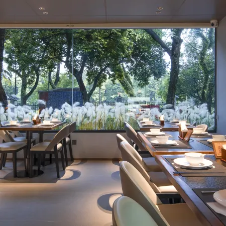 Lijiang Moon View · Quiet Holiday Lakeside Hotel (Guilin Two Rivers & Four Lakes Area)