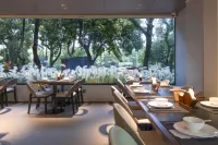 Lijiang Moon View · Quiet Holiday Lakeside Hotel (Guilin Two Rivers & Four Lakes Area) - sarapan