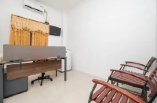 RedDoorz @ Gunungsari Surabaya 2 Hotels in Karangpilang