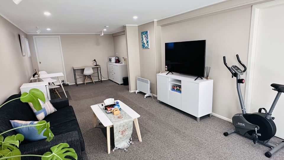 Large 1Br Suite and Private Lounge