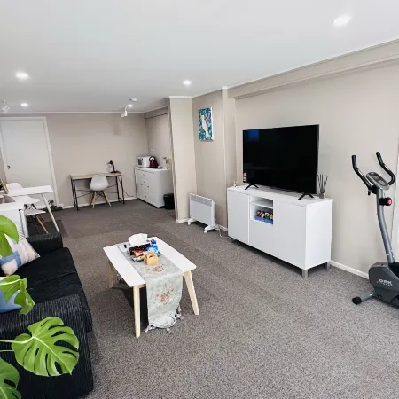 Large 1Br Suite and Private Lounge Отели рядом с достопримечательностью «Парк Мемориал»