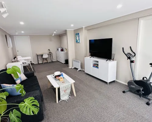 Large 1Br Suite and Private Lounge Hotels in Tauranga