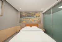 Banyuedao Smart Hotel (Yibin Guanying Ancient Street)