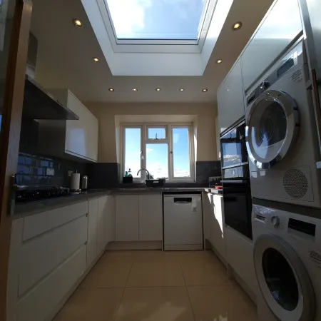 London Luxury 3 bedroom flat, 2 Bathrooms, free parking, close to tube for Central London Отели рядом с достопримечательностью «Район Хейнолт»