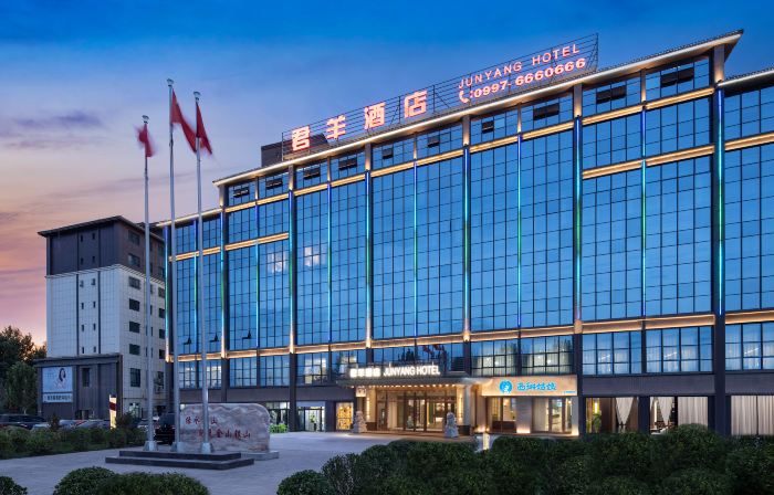 Junyang Hotel (Aksu Railway Station Old Street Night Market)