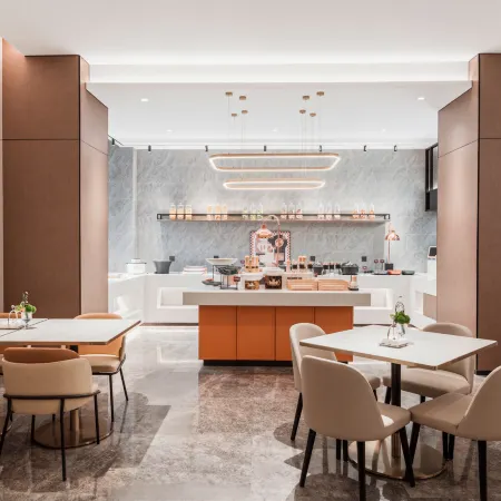 Home Inn Plus (Shanghai Xintiandi Madang Road Metro Station) Отели рядом с достопримечательностью «Фуксинг Парк»