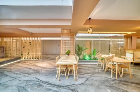 Cheerful Hotel（Hengdian World Studios Dream Valley Branch) Отели рядом с достопримечательностью «New Garden of Eternal Spring (Summer Garden)»