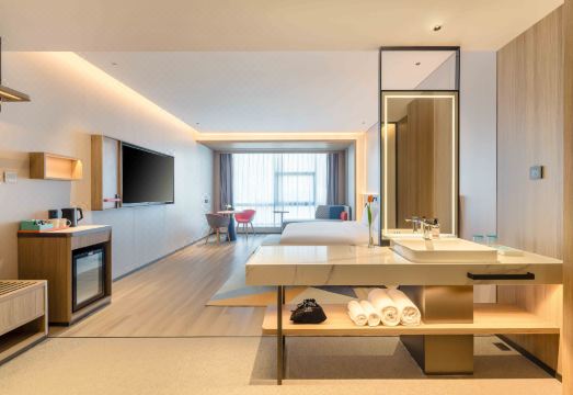 2. 홀리데이 인 익..