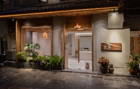 surrounded by mountains riverside villa Отели рядом с достопримечательностью «Zhusheng Bridge»