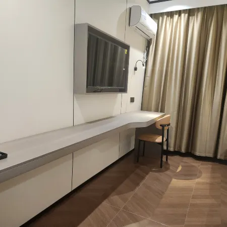 Yishui HongRi Business Hotel