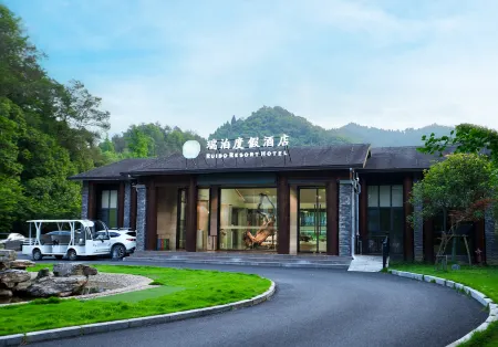 Kaihua Ruibo Resort Hotel Отели рядом с достопримечательностью «China’s Kingdom of Root Carving»