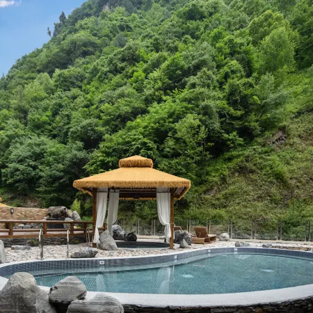 Zhuishan Mingjing Hot Spring Resort Hotel