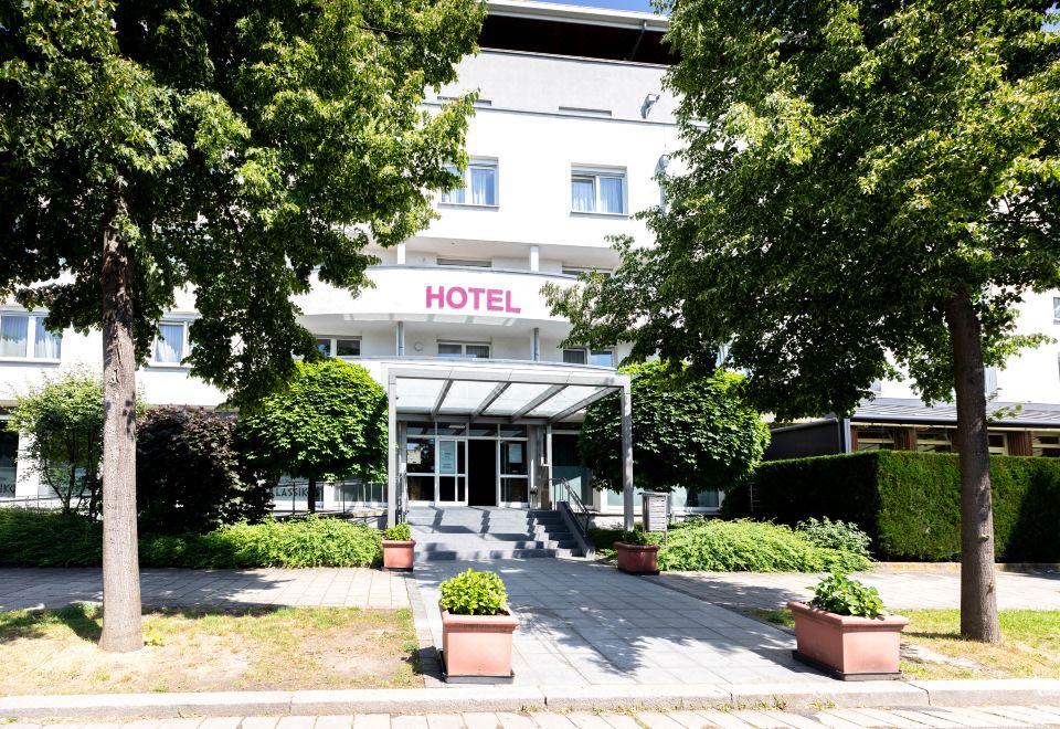 3. Hotel Av..