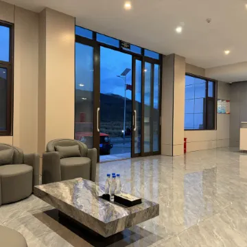 Find the Everest Hotel