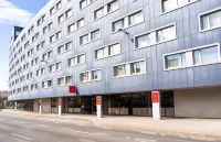 Leonardo Hotel Vienna Schönbrunn Hotels near Wien Wolf in der Au Bahnhof