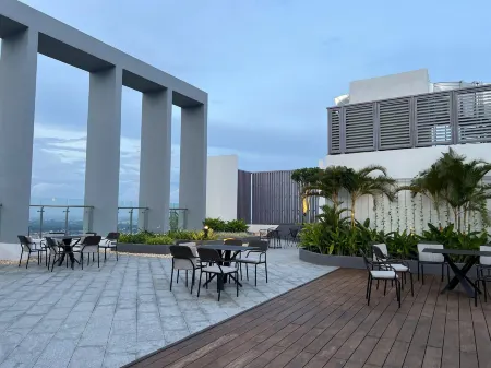 Happy One Central Отели рядом с достопримечательностью «Тхузаумот»