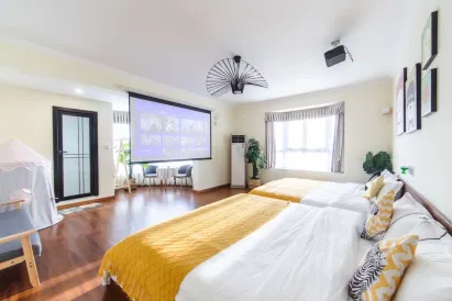 RuQing Homestay (Chongqing Jiefangbei Pedestrian Street Hong Ya Dong)