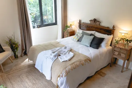 Domaine 20 people with swimming pool, spa and tennis Отели в г. Сен-Жульен-Ле-Розье