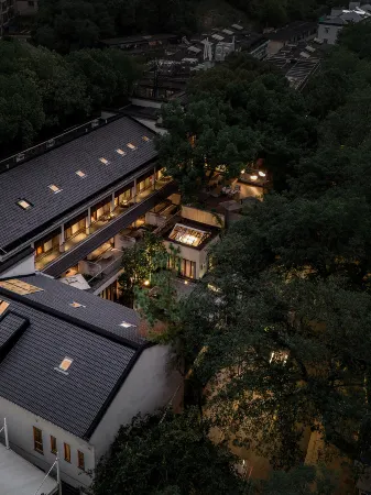 HeFu Hotel Отели рядом с достопримечательностью «Quyuanfenghe (Breeze-Rustled Lotus In Quyuan Garden)»