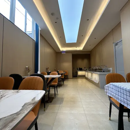 Junhan Smart Hotel (Nanping Pedestrian Street Tangzixiang Subway Station Store) Отели рядом с достопримечательностью «Конгресс-центр Kunming Hall»