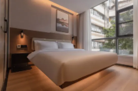 白州里·Holiday·設計師城際ホテル（洱海公園） 錦興名食街-道路周辺のホテル