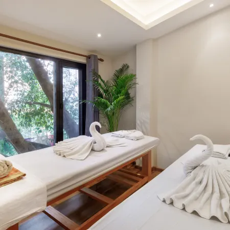 Hotel Thrive, A Tropical Courtyard