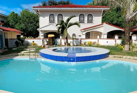 RedDoorz Carlton-Martin Hotel Masbate City Отели рядом с достопримечательностью «Заповедник Бантод Риф Марин»