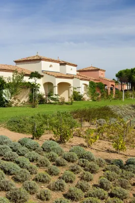 Vacancéole - Port Minervois, les Hauts du Lac Hotel dekat Chateau Grand Moulin