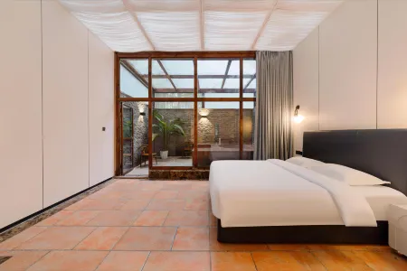 Chongqing Yufeng Hot Spring Hotel (Nanbin Road Haiqi Xiaoyue Branch) Отели рядом с достопримечательностью «Chongqing University of Commerce and Industry (Lanhuahu Campus)»