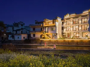 Floral Hotel · Yun Chu Xi Yin Hotel (Huangling Scenic Area Ropeway Shop)