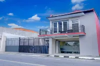 Hotel O Stasiun Tegal Near Alun-Alun  Formerly Lumina Guest House Hotel di Adiwerna