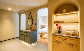 Courtyard with Dianchi Lake View