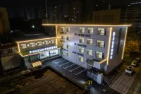 萬信至格飯店（大同東信廣場永泰南路店） 大同南站附近的飯店