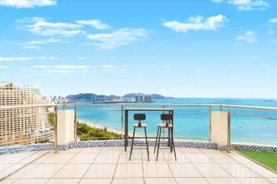 Sanya Red Orange Blue Dragonfly Homestay Hotel (Sanya Bay Haiyue Square Branch) Hotels near 金鸡岭公园